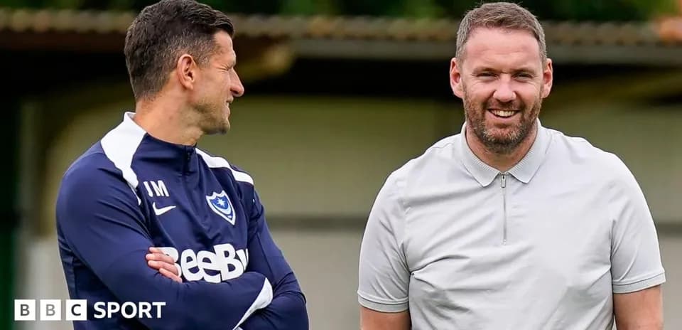 Deux entraîneurs discutant sur le terrain d'entraînement