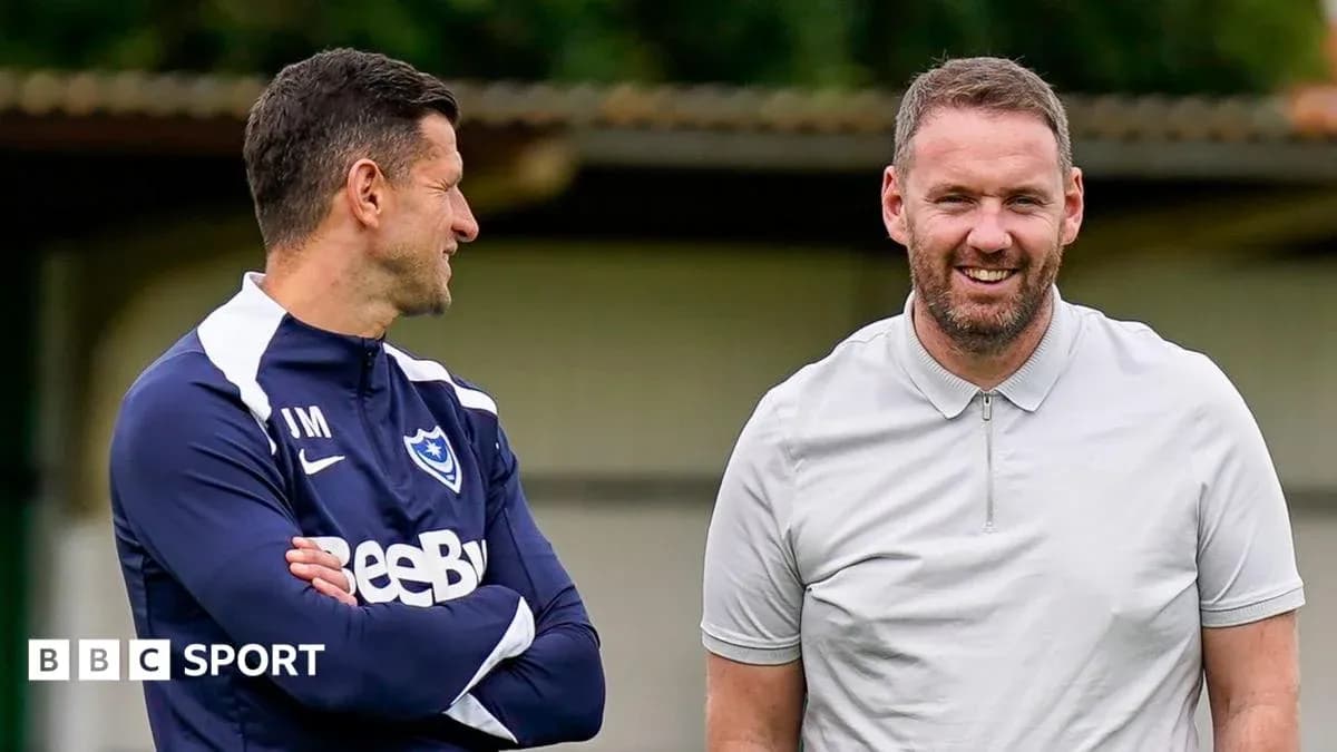 Deux entraîneurs discutant sur le terrain d'entraînement