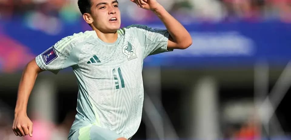 Joueur mexicain célébrant un but