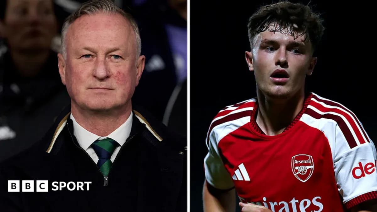 Entraîneur et joueur d'Arsenal sur fond sombre