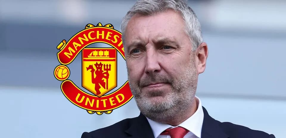 Homme en costume avec logo de Manchester United en arrière-plan