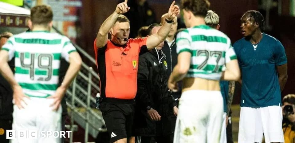 Arbitre donnant des instructions aux joueurs sur le terrain