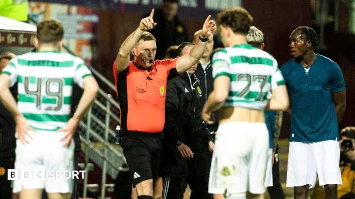 Arbitre donnant des instructions aux joueurs sur le terrain