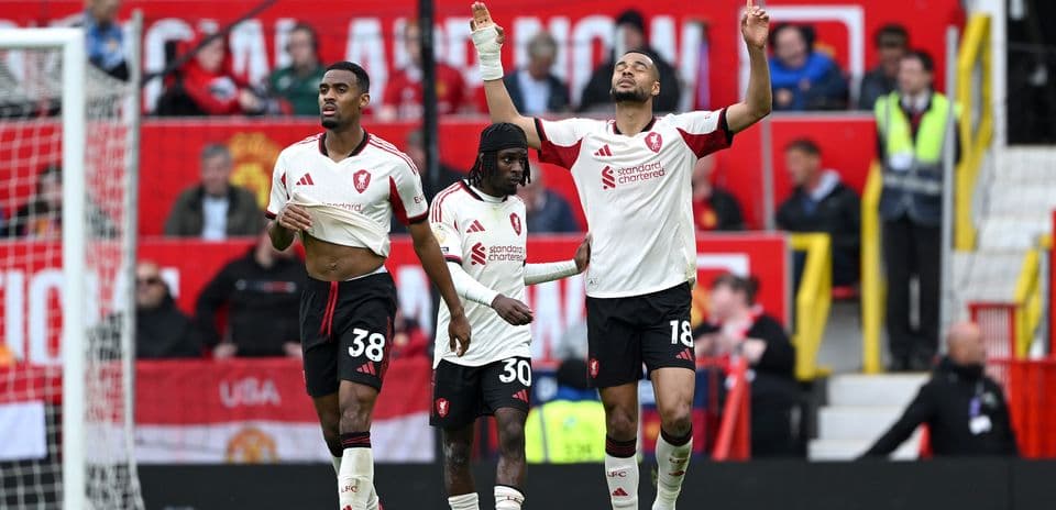 Trois joueurs célébrant après un match de football