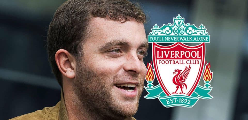 Homme souriant avec logo de Liverpool en arrière-plan