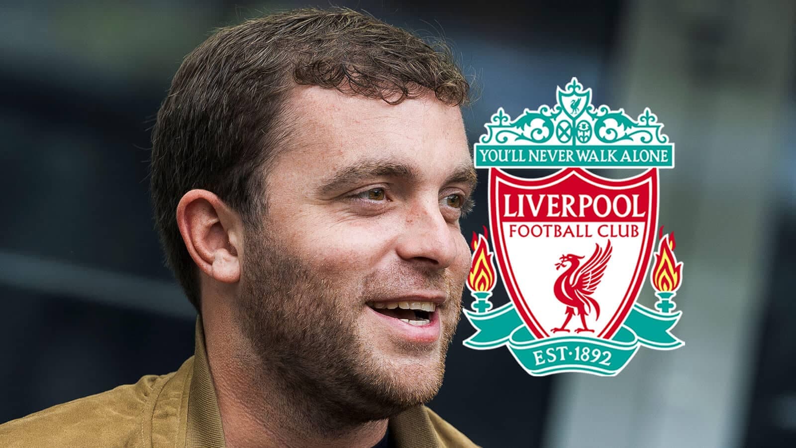 Homme souriant avec logo de Liverpool en arrière-plan