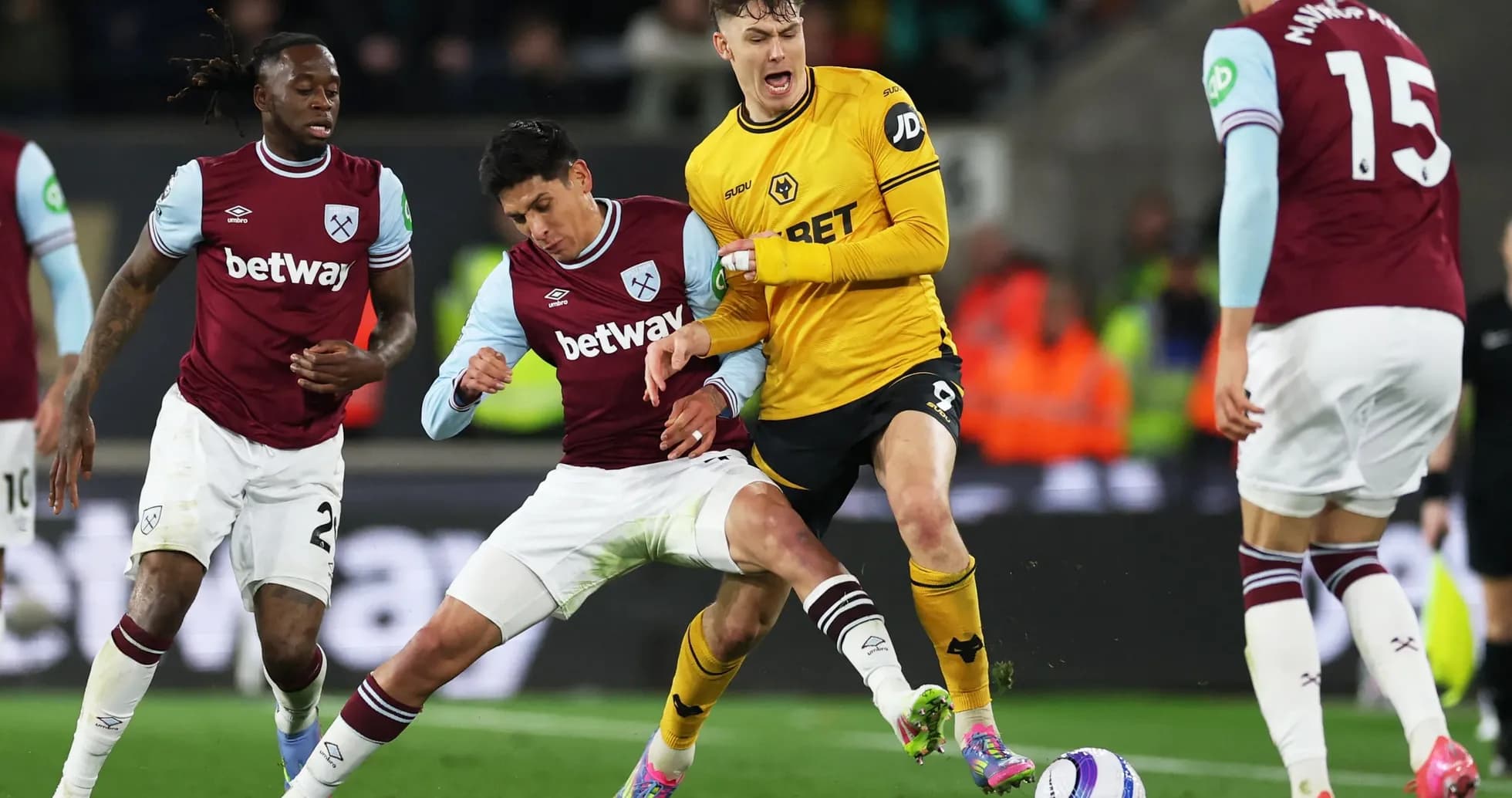 Action entre West Ham et Wolves au football