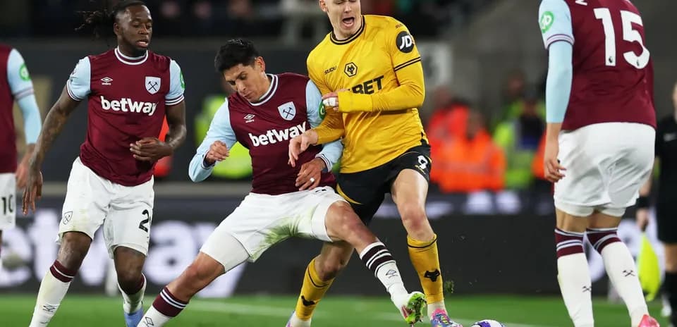 Action entre West Ham et Wolves au football