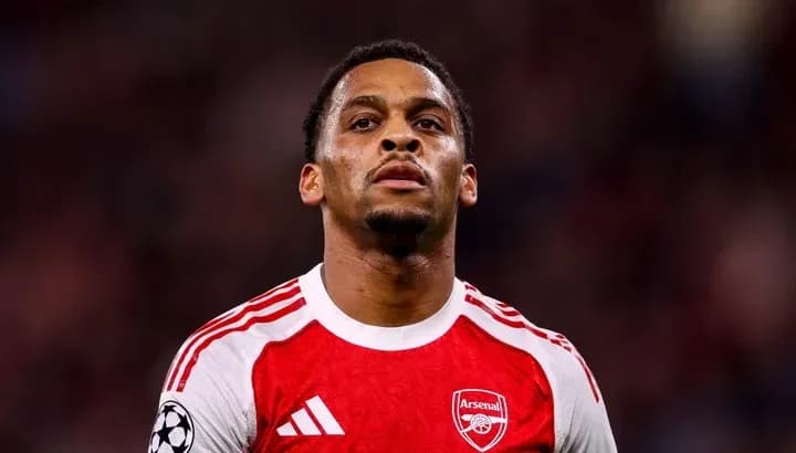 Joueur d'Arsenal en maillot rouge sur le terrain