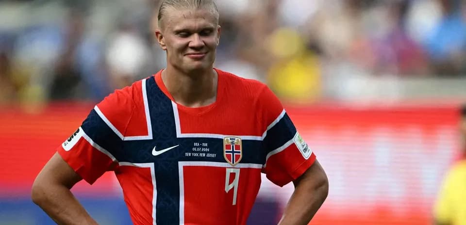 Joueur norvégien en maillot rouge sur le terrain