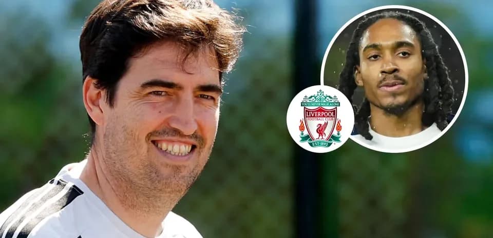 Entraîneur souriant à l'entraînement de Liverpool
