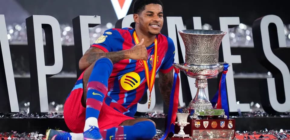 Joueur de Barcelone posant avec le trophée