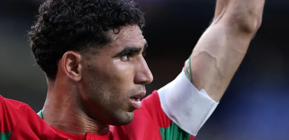 Joueur marocain levant le bras pendant un match