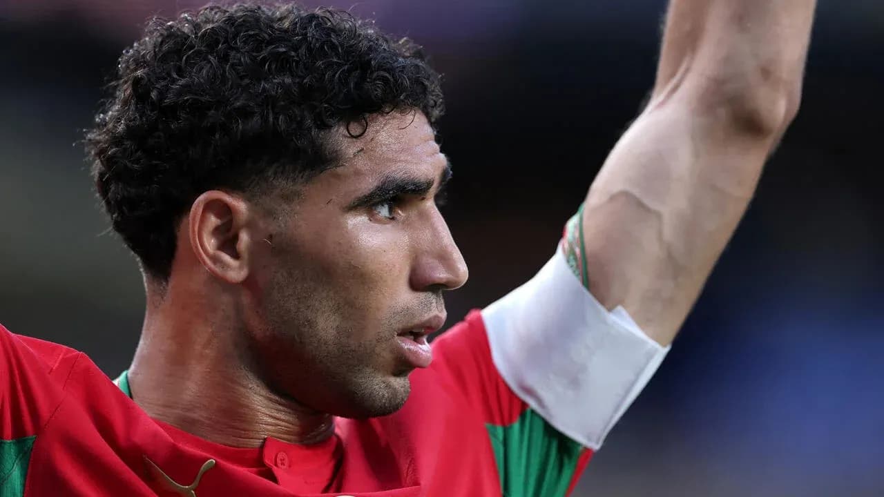 Joueur marocain levant le bras pendant un match