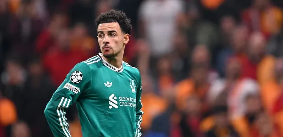 Joueur en maillot de gardien sur le terrain