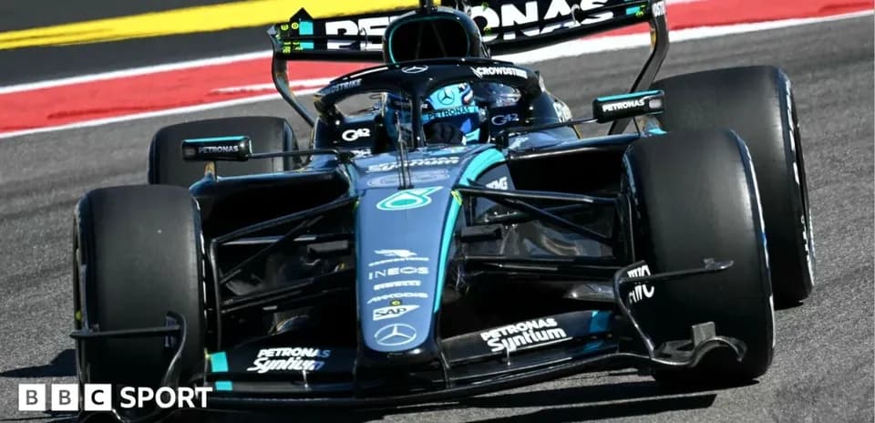 Voiture de Formule 1 Mercedes en pleine course