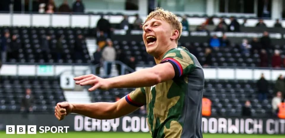 Joueur célébrant un but sur le terrain