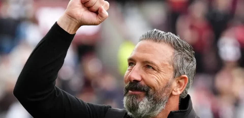 Entraîneur levant le poing en signe de victoire