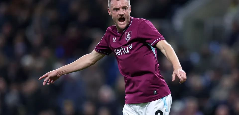 Joueur de Burnley célébrant un but sur le terrain