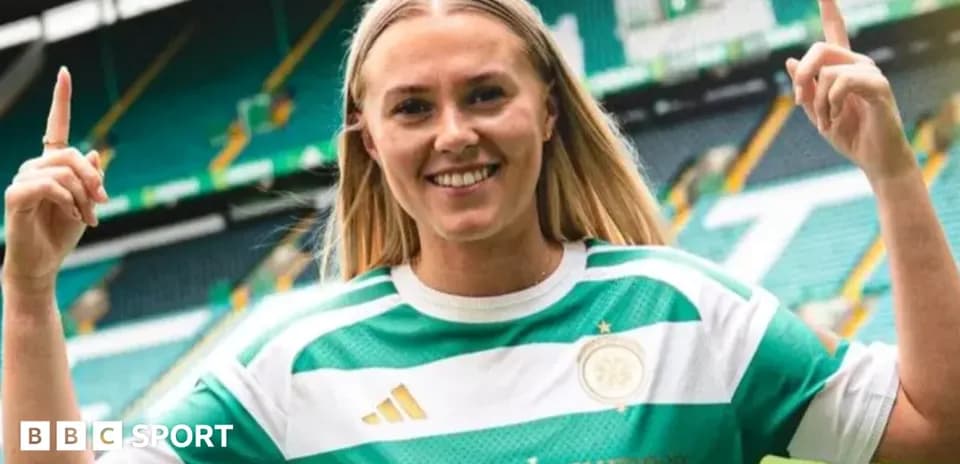 Joueuse de football en maillot du Celtic, célébrant