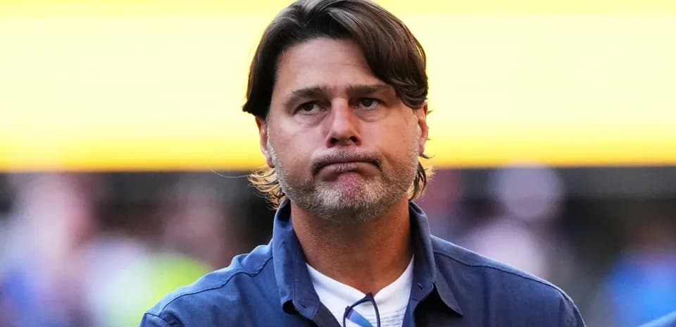 Entraîneur sur le terrain avant le match