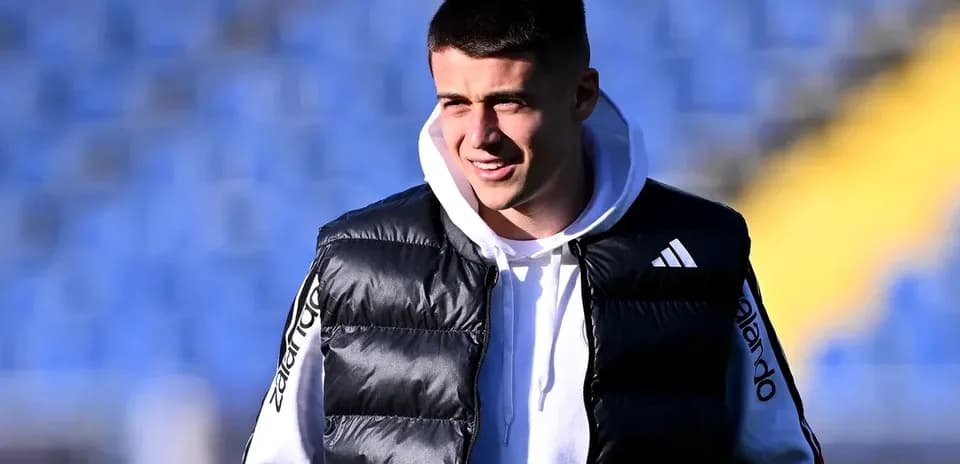 Joueur portant une veste sur le terrain d'entraînement