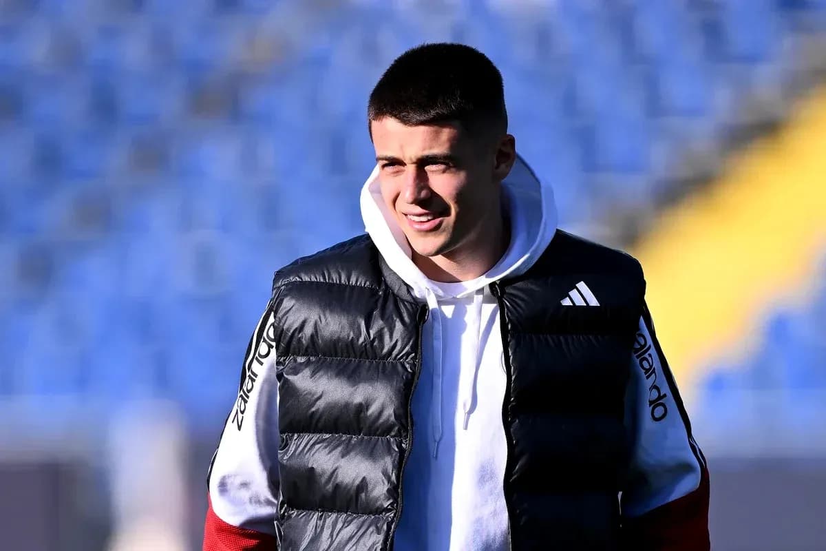 Joueur portant une veste sur le terrain d'entraînement