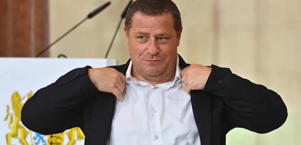 Homme ajustant sa veste lors d'une conférence