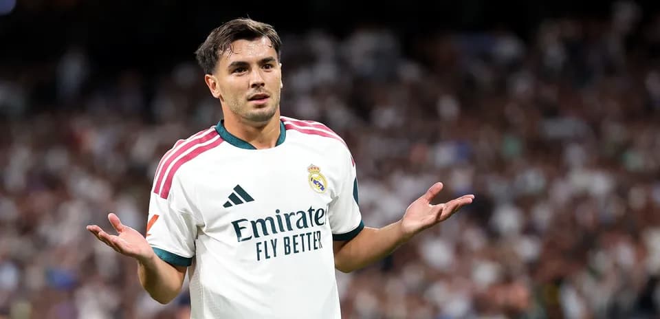 Joueur du Real Madrid avec les bras écartés sur le terrain