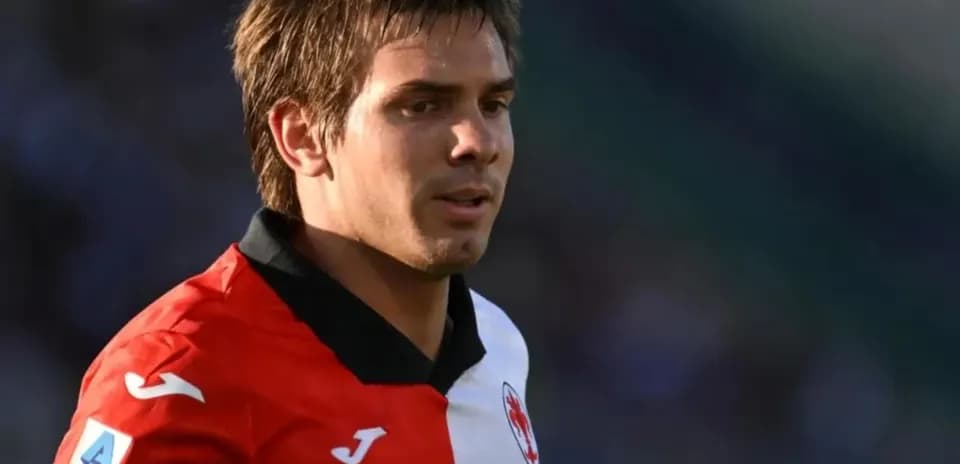 Joueur portant un maillot rouge et blanc sur le terrain