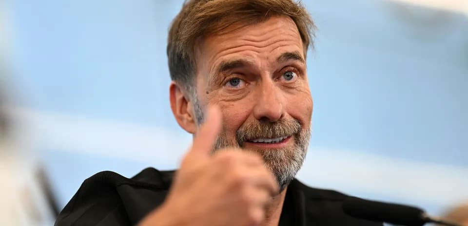 Entraîneur souriant faisant un signe de pouce levé