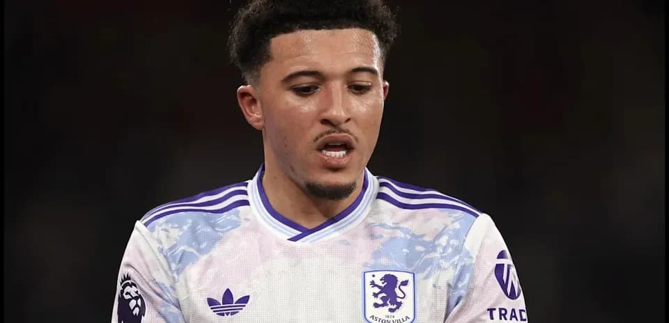 Joueur d'Aston Villa en tenue de match