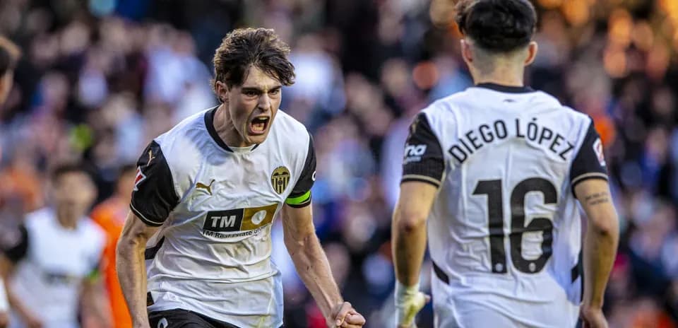 Joueur de Valence célèbre un but avec Diego López