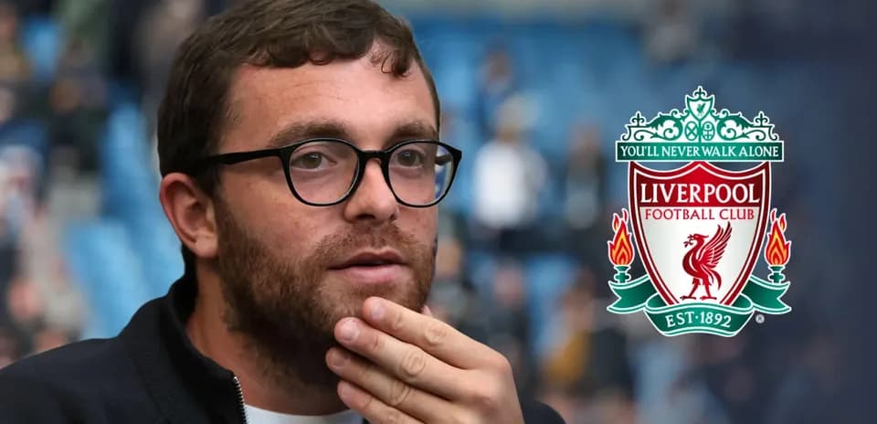 Homme pensif avec le logo de Liverpool en arrière-plan