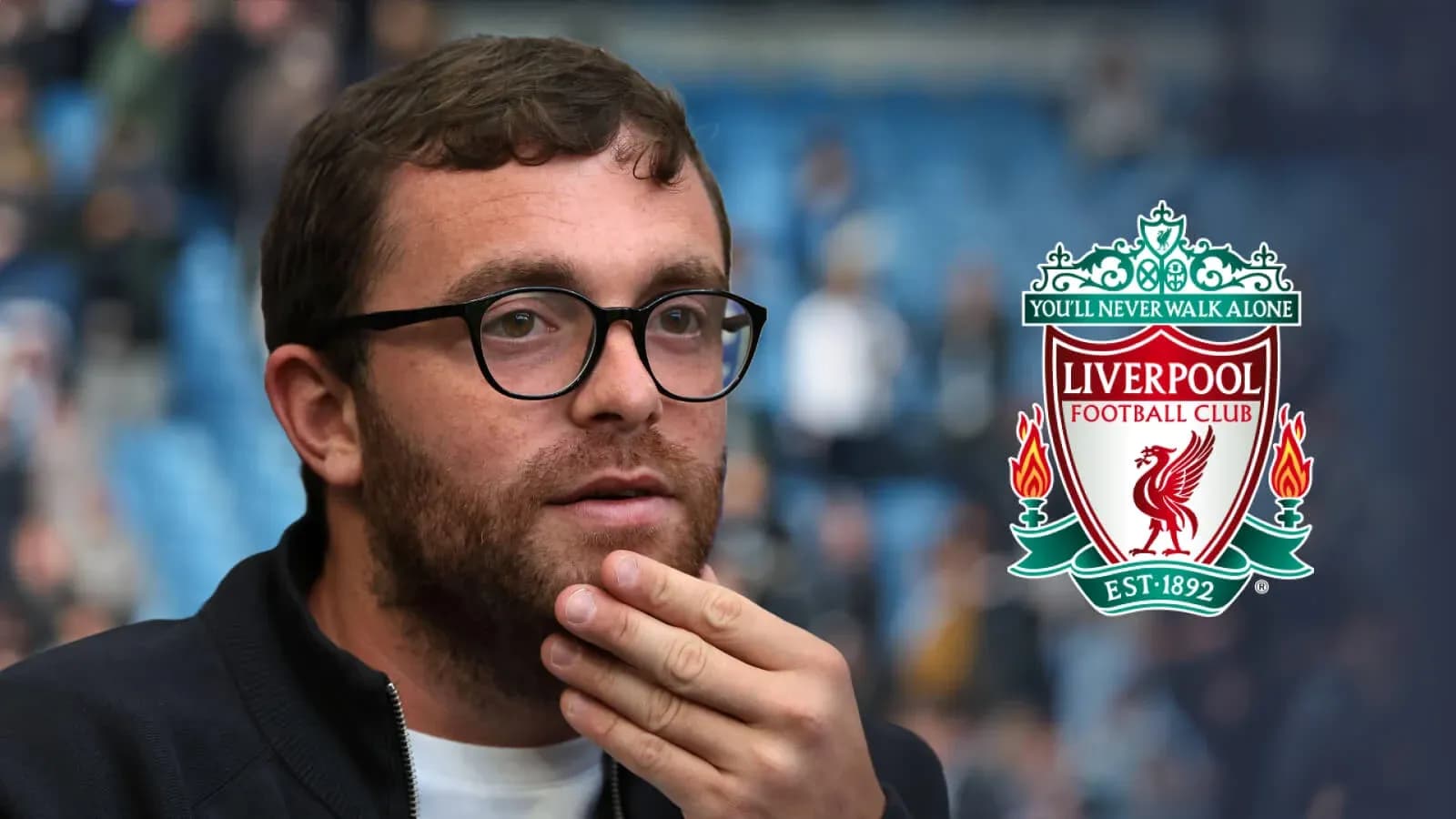Homme pensif avec le logo de Liverpool en arrière-plan