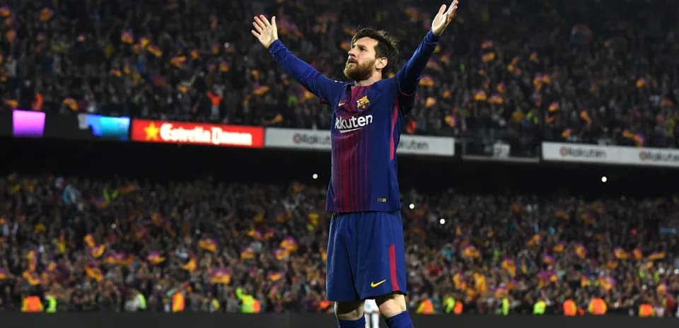 Joueur célébrant devant des supporters au Camp Nou