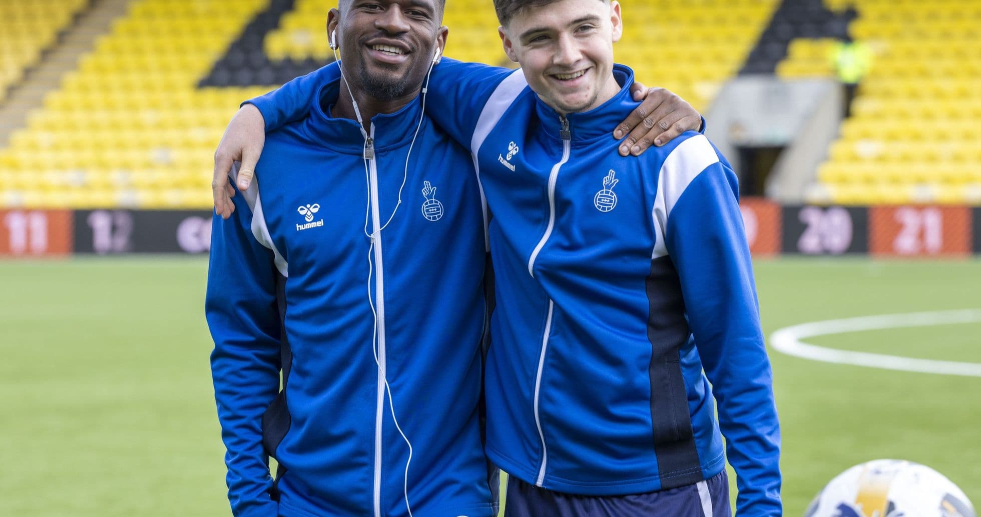 Deux joueurs posant ensemble sur le terrain