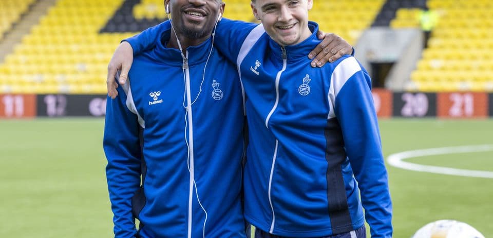 Deux joueurs posant ensemble sur le terrain