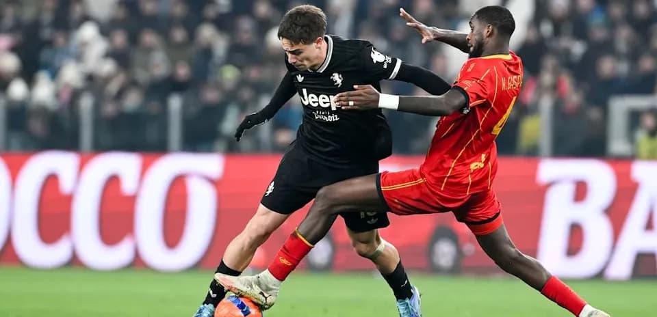 Un joueur de Lecce tacle un joueur de Juventus