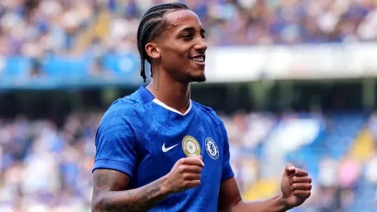 Joueur de Chelsea célébrant sur le terrain