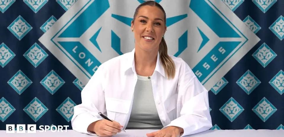 Joueuse signant un contrat devant un logo