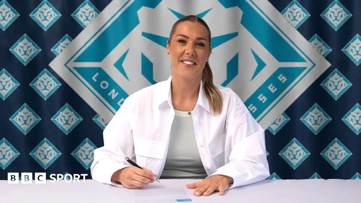 Joueuse signant un contrat devant un logo