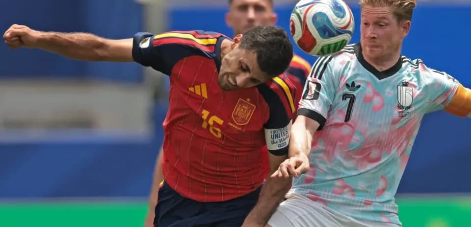 Deux joueurs se disputent le ballon en match