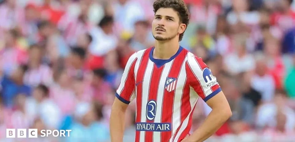Joueur d'Atletico Madrid sur le terrain, regard pensif