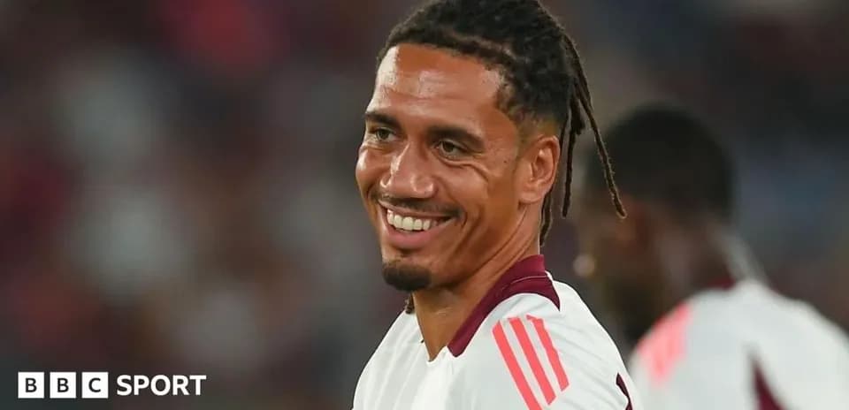 Joueur souriant lors d'un match de football