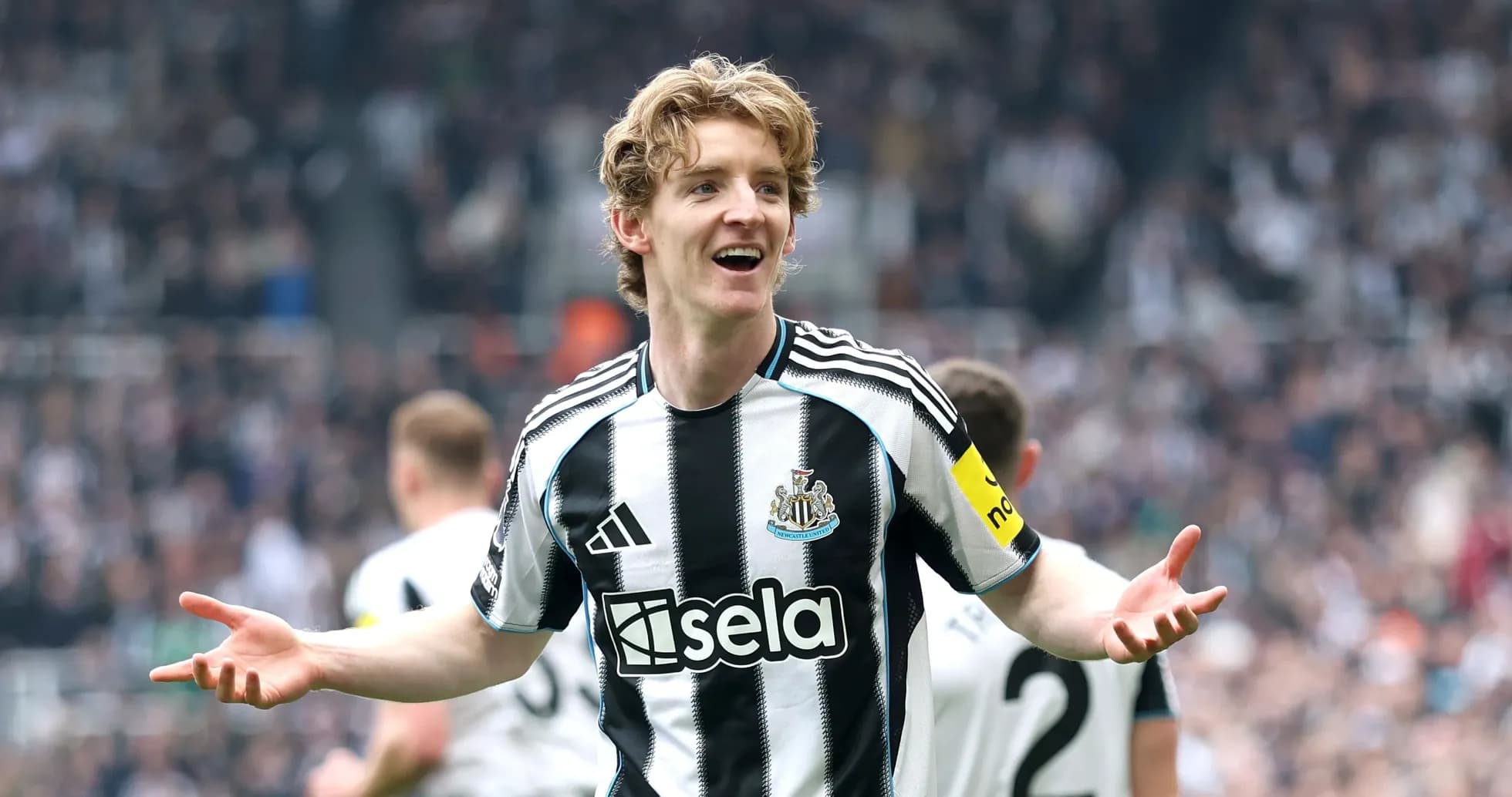 Joueur de Newcastle célébrant devant les supporters