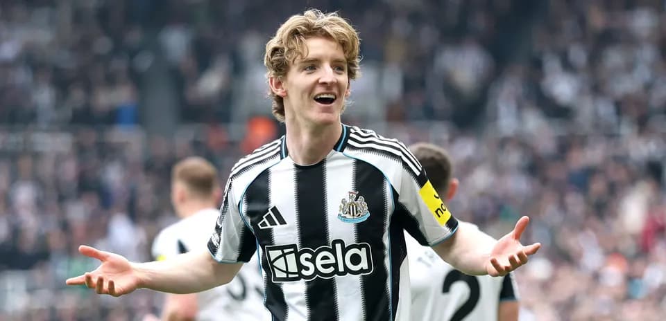 Joueur de Newcastle célébrant devant les supporters
