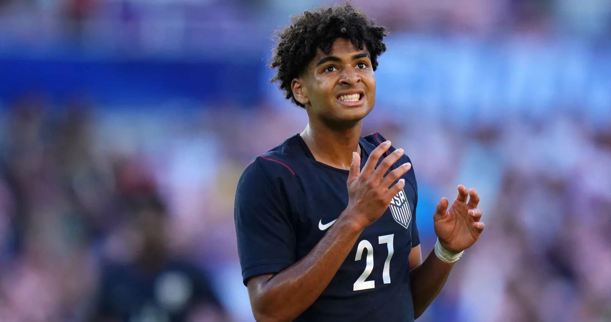 Joueur américain avec le numéro 27 sur le terrain