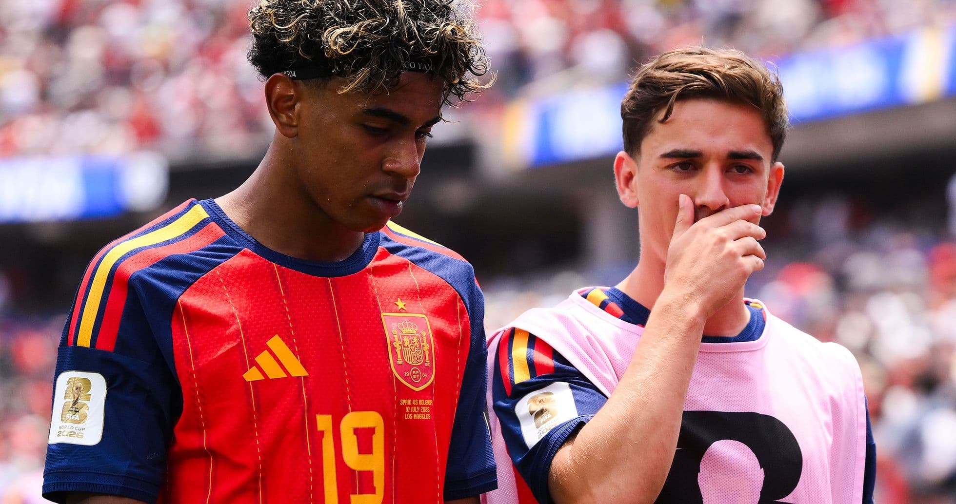 Deux joueurs espagnols discutant sur le terrain