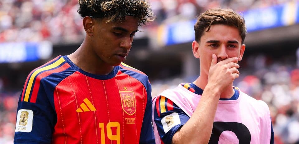 Deux joueurs espagnols discutant sur le terrain